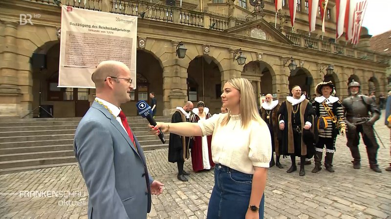 Laura Nadler interview den Oberbürgermeister von Rothenburg ob der Tauber.