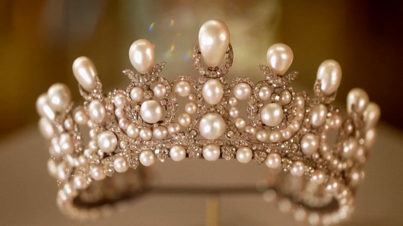 Eines der beim Louvre-Raub gestohlenen Schmuckstücke | Bild: Bayerischer Rundfunk 2025 Eines der beim Louvre-Raub gestohlenen Schmuckstücke