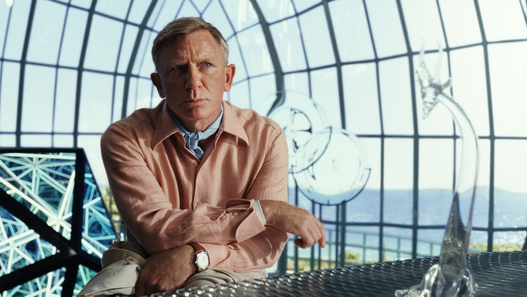 Daniel Craig kehrt zurück als Detektiv Benoit Blanc in "Glass Onion - A Knives Out Mystery" (Filmszene).