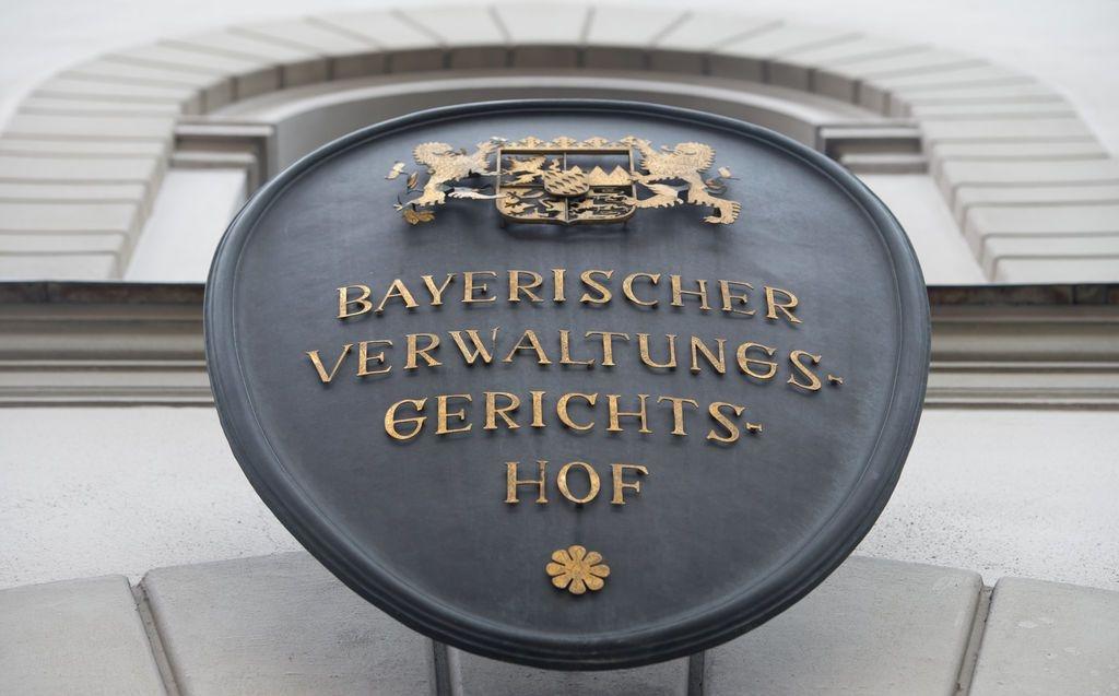 Ein Metallschild mit der Aufschrift "Bayerischer Verwaltungsgerichtshof" hängt an der Fassade des bayerischen Verwaltungsgerichtshofs.