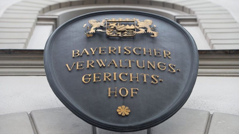 Ein Metallschild mit der Aufschrift "Bayerischer Verwaltungsgerichtshof" hängt an der Fassade des bayerischen Verwaltungsgerichtshofs. | Bild: dpa-Bildfunk/Peter Kneffel Ein Metallschild mit der Aufschrift "Bayerischer Verwaltungsgerichtshof" hängt an der Fassade des bayerischen Verwaltungsgerichtshofs.