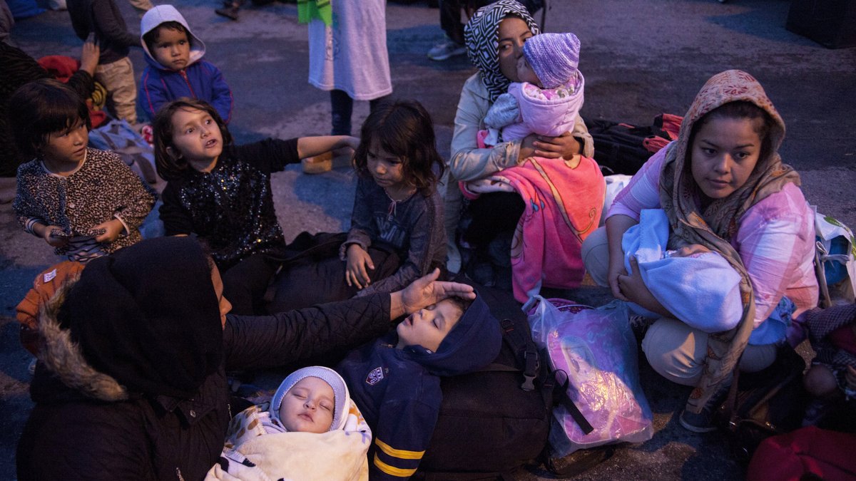 Asylbewerber in Griechenland: Drei Mütter und eine große Gruppe von Kindern