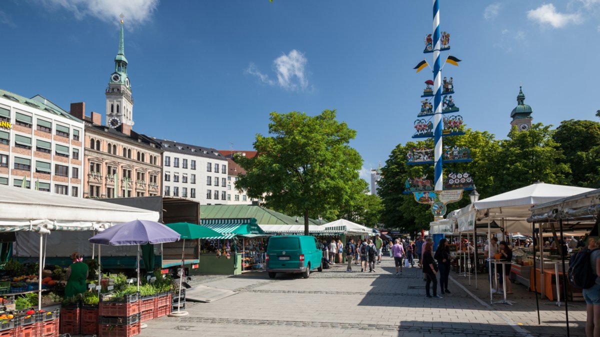 Der Maibaum am Münchner Viktualienmarkt aus Zeiten vor Corona