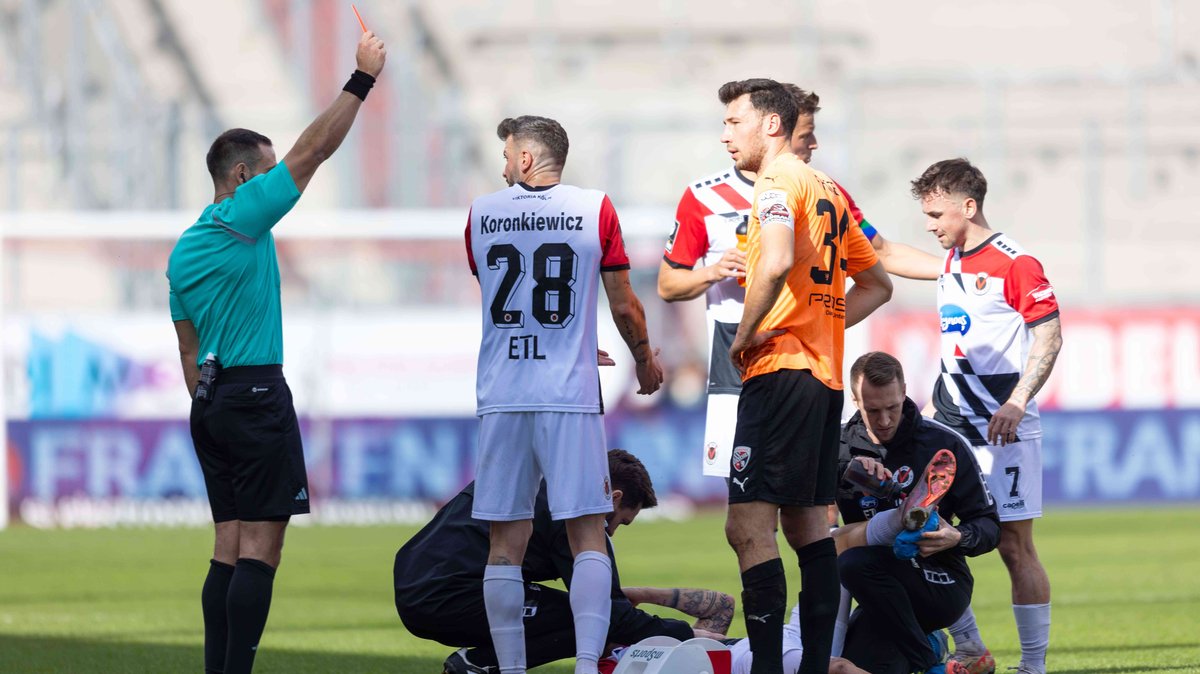 Schiedsrichter Leonidas Exuzidis zeigt Ingolstadts Lukas Fröde die Rote Karte