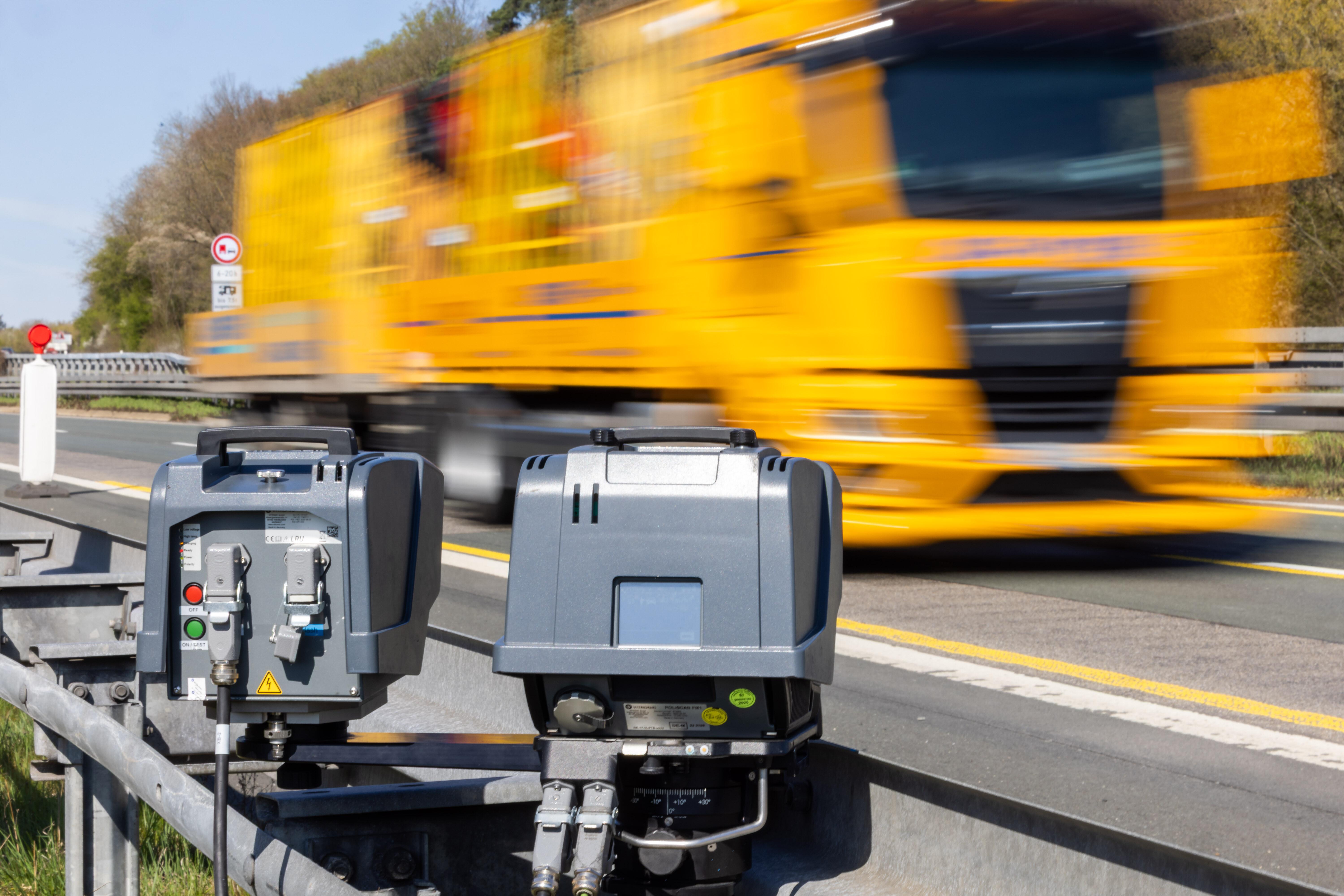 Die Polizei im Landkreis Unterallgäu hat auf der A96 am Autobahnkreuz Memmingen einen Blitzer aufgestellt und muss nun viele Bußgeldbescheide ausstellen.