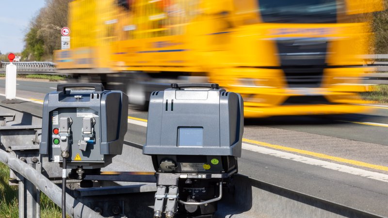 Die Polizei im Landkreis Unterallgäu hat auf der A96 am Autobahnkreuz Memmingen einen Blitzer aufgestellt und muss nun viele Bußgeldbescheide ausstellen. | Bild: picture alliance/dpa | Christian Lademann Die Polizei im Landkreis Unterallgäu hat auf der A96 am Autobahnkreuz Memmingen einen Blitzer aufgestellt und muss nun viele Bußgeldbescheide ausstellen.