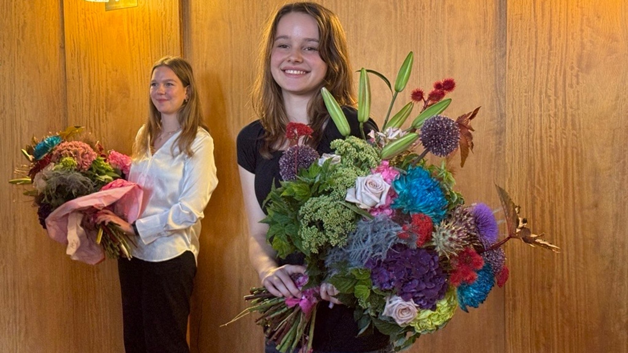 15 Jahre alte Nora Falk ist das neue Nürnberger Christkind-  Im Hintergrund: das Vorjahres-Christkind, Nelli Lunkenheimer. | Bild: BR/Ferdinand Seiter 15 Jahre alte Nora Falk ist das neue Nürnberger Christkind-  Im Hintergrund: das Vorjahres-Christkind, Nelli Lunkenheimer.