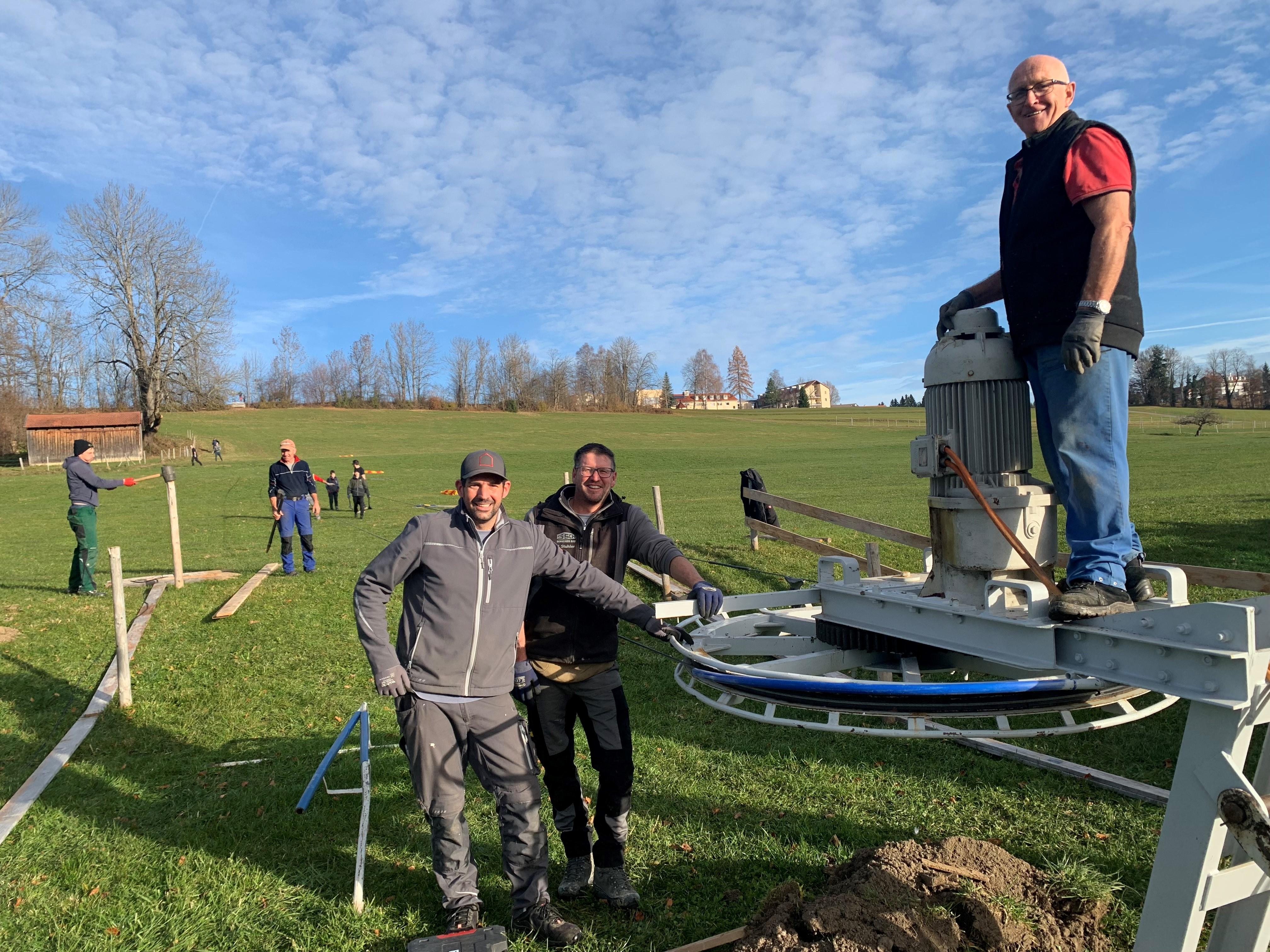 Auf dem Foto sieht man Flo Böck, Jürgen Stuhler und Hubert Stuhler beim Aufbau des Skilifts
