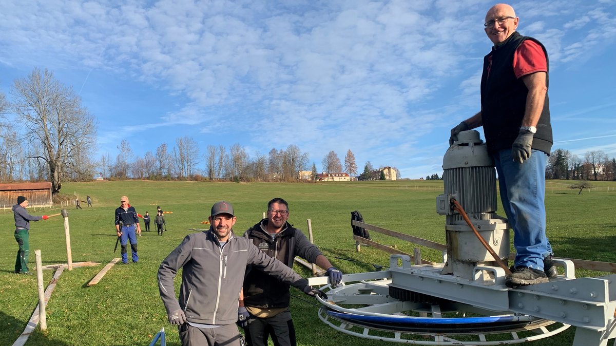 Anpacken im Allgäu: Der Dorflift wird aufgebaut