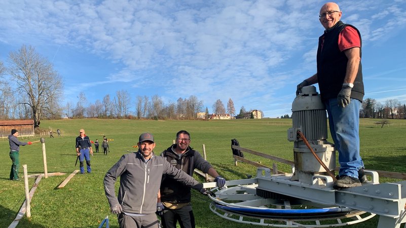 Auf dem Foto sieht man Flo Böck, Jürgen Stuhler und Hubert Stuhler beim Aufbau des Skilifts | Bild: BR/ Michaela Neukirch Auf dem Foto sieht man Flo Böck, Jürgen Stuhler und Hubert Stuhler beim Aufbau des Skilifts