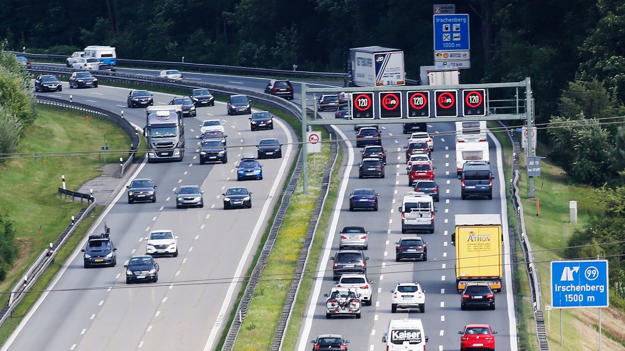 Stau zum Ferienbeginn Richtung Süden | Bild: picture alliance / Sammy Minkoff | Sammy Minkoff Stau zum Ferienbeginn Richtung Süden