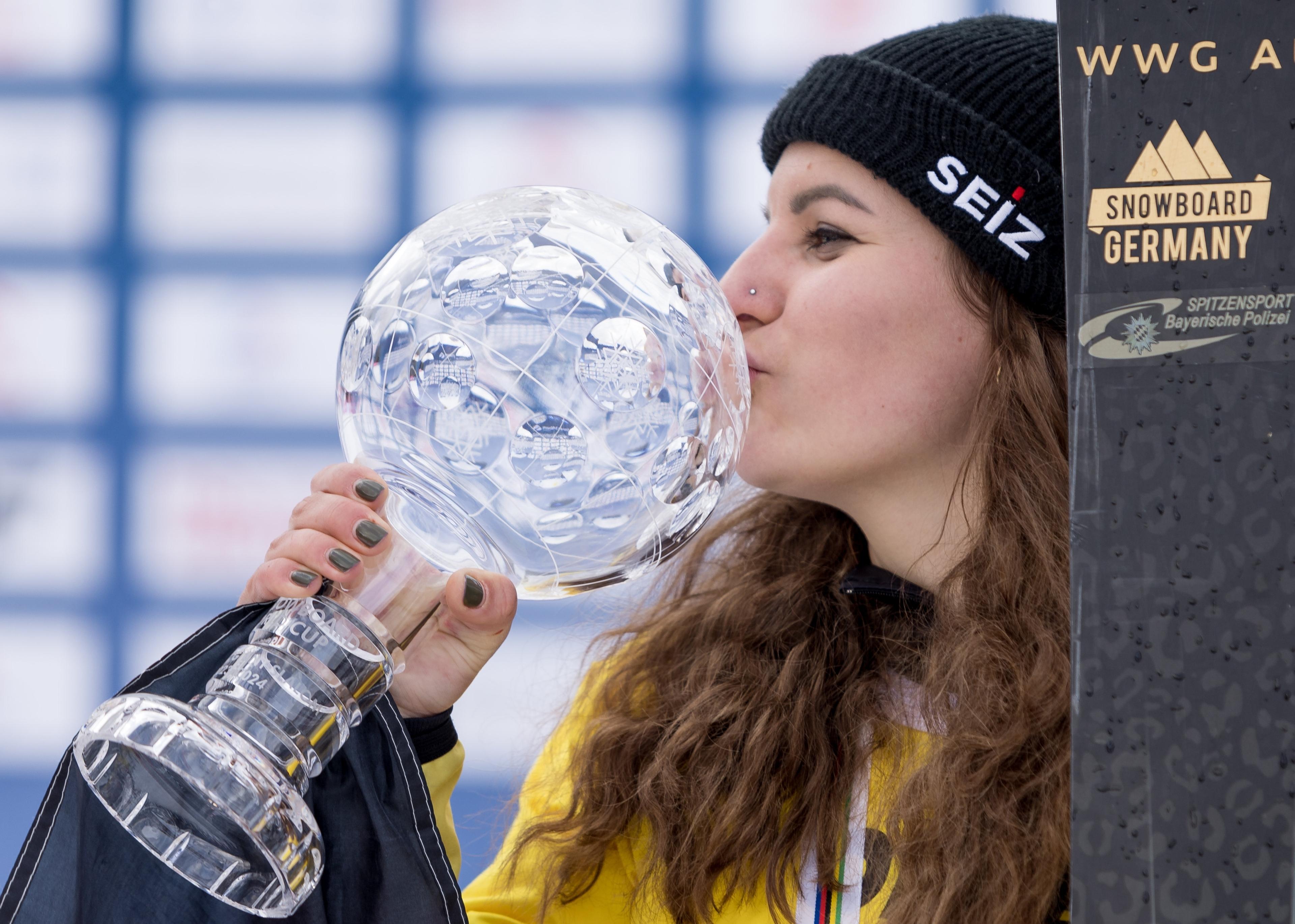 Ramona Hofmeister feiert ihre große Kristallkugel
