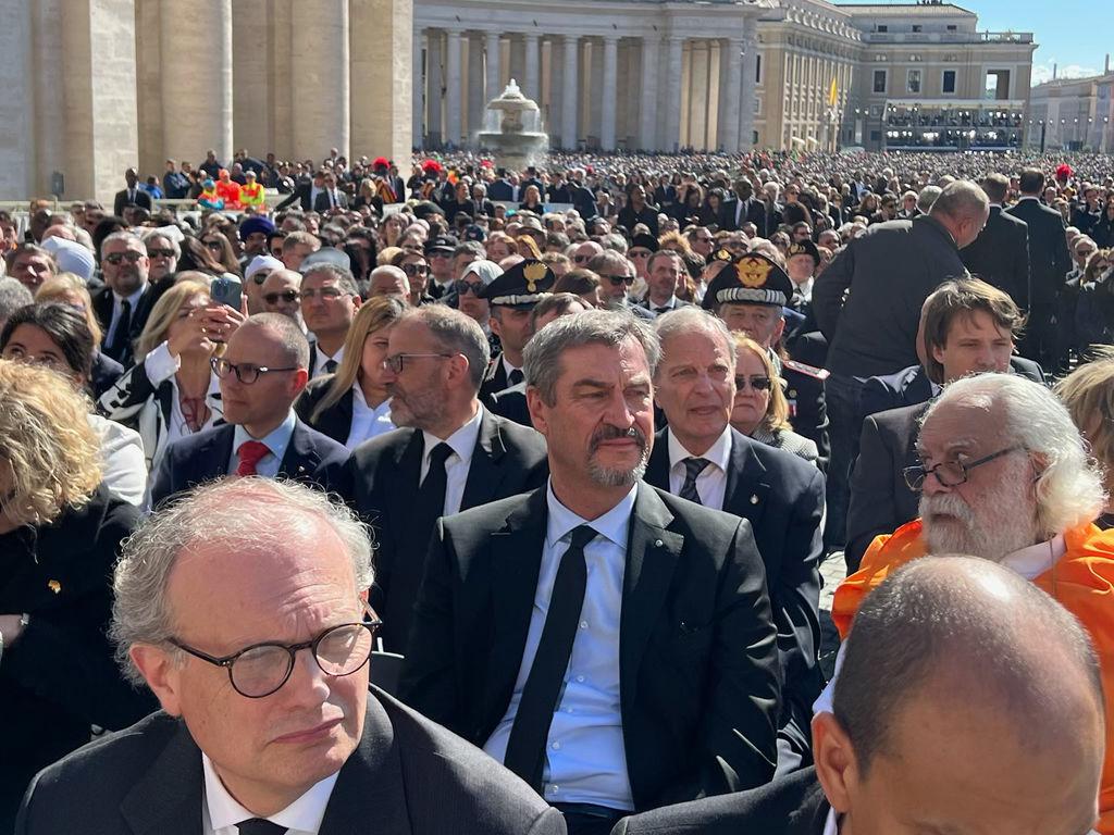 HANDOUT - 26.04.2025, Vatikan, Vatikanstadt: Markus Söder, (M, CSU) Ministerpräsident von Bayern, nimmt an der Trauermesse von Papst Franziskus auf dem Petersplatz teil. Foto: Bayerische Staatskanzlei/dpa - ACHTUNG: Nur zur redaktionellen Verwendung im Zusammenhang mit der aktuellen Berichterstattung und nur mit vollständiger Nennung des vorstehenden Credits +++ dpa-Bildfunk +++