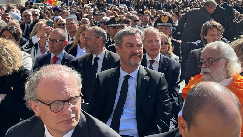 HANDOUT - 26.04.2025, Vatikan, Vatikanstadt: Markus Söder, (M, CSU) Ministerpräsident von Bayern, nimmt an der Trauermesse von Papst Franziskus auf dem Petersplatz teil. Foto: Bayerische Staatskanzlei/dpa - ACHTUNG: Nur zur redaktionellen Verwendung im Zusammenhang mit der aktuellen Berichterstattung und nur mit vollständiger Nennung des vorstehenden Credits +++ dpa-Bildfunk +++ | Bild: dpa-Bildfunk/Bayerische Staatskanzlei HANDOUT - 26.04.2025, Vatikan, Vatikanstadt: Markus Söder, (M, CSU) Ministerpräsident von Bayern, nimmt an der Trauermesse von Papst Franziskus auf dem Petersplatz teil. Foto: Bayerische Staatskanzlei/dpa - ACHTUNG: Nur zur redaktionellen Verwendung im Zusammenhang mit der aktuellen Berichterstattung und nur mit vollständiger Nennung des vorstehenden Credits +++ dpa-Bildfunk +++