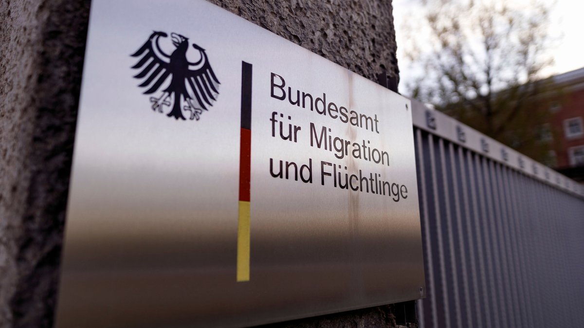 Schild am Eingang zum Bundesamt für Migration und Flüchtlinge