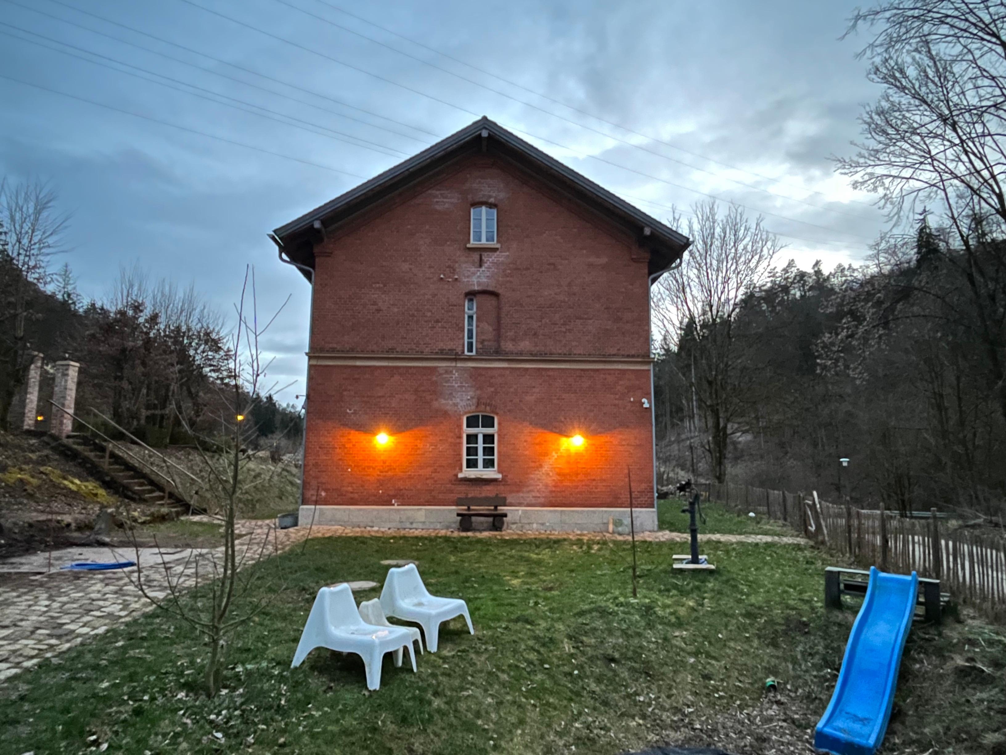 Ein altes Backsteinhaus.