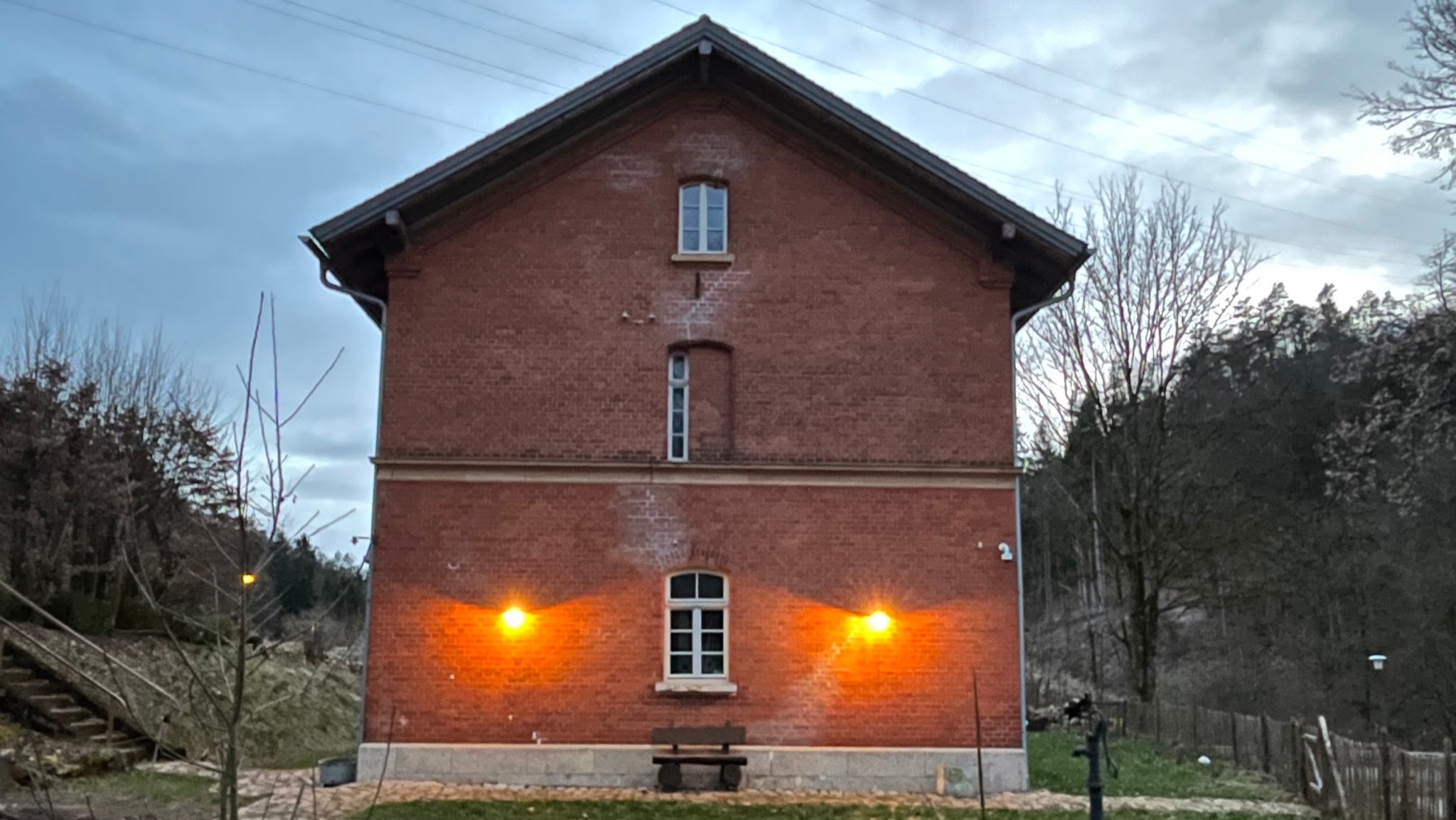 Ein altes Backsteinhaus.