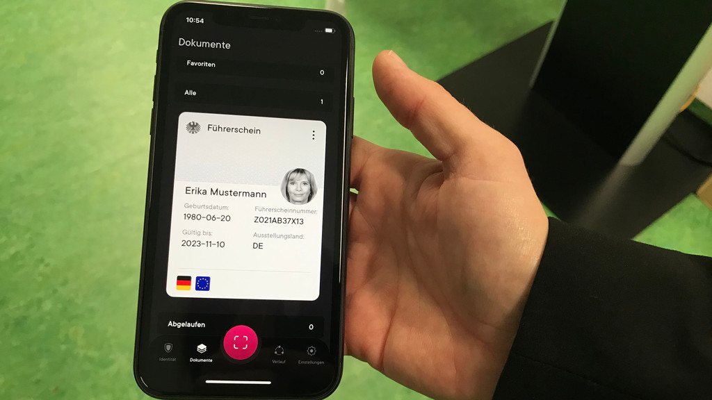 Ein Digitaler Führerschein von "Erika Mustermann" auf einem Smartphone