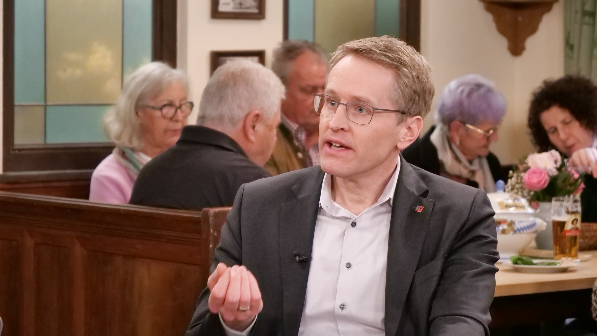 Daniel Günther (CDU) beim "Sonntags-Stammtisch"