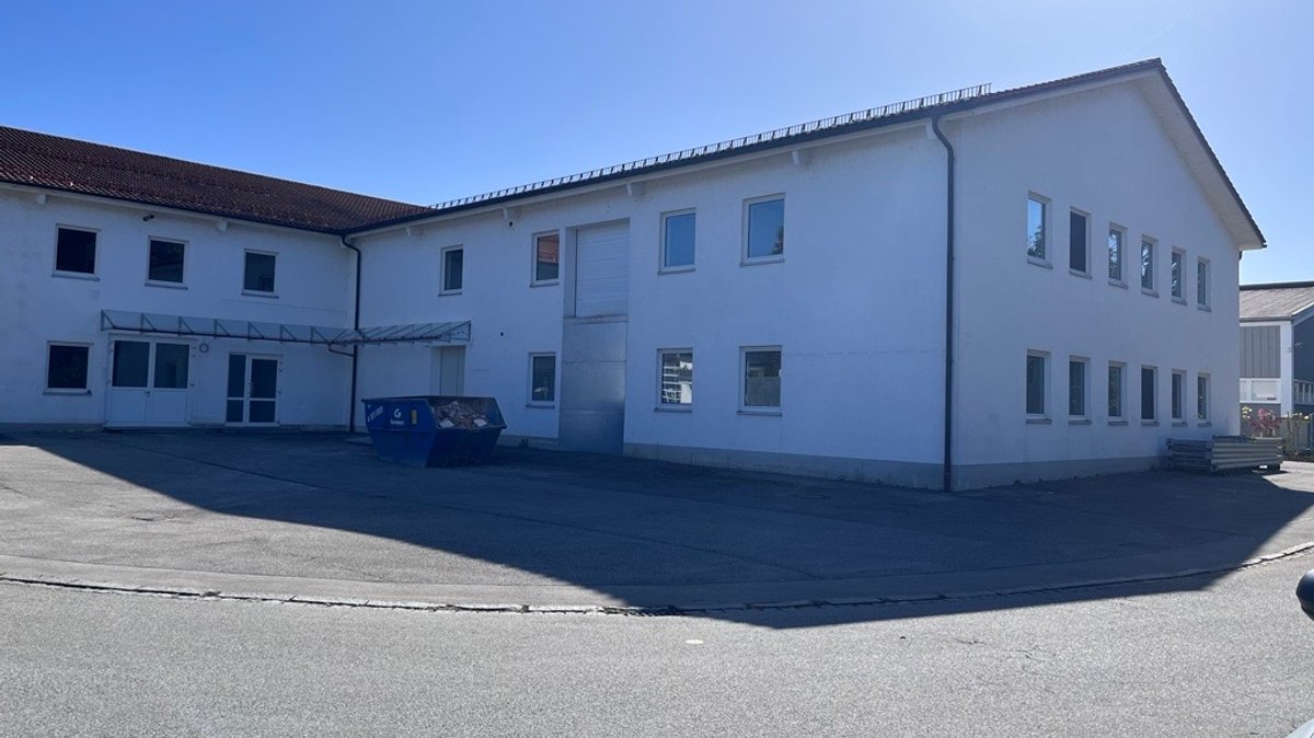 In diesem Gebäude im Gewerbegebiet von Rott am Inn plant der Landkreis Rosenheim die Erstaufnahmeeinrichtung für Flüchtlinge und Asylbewerber.