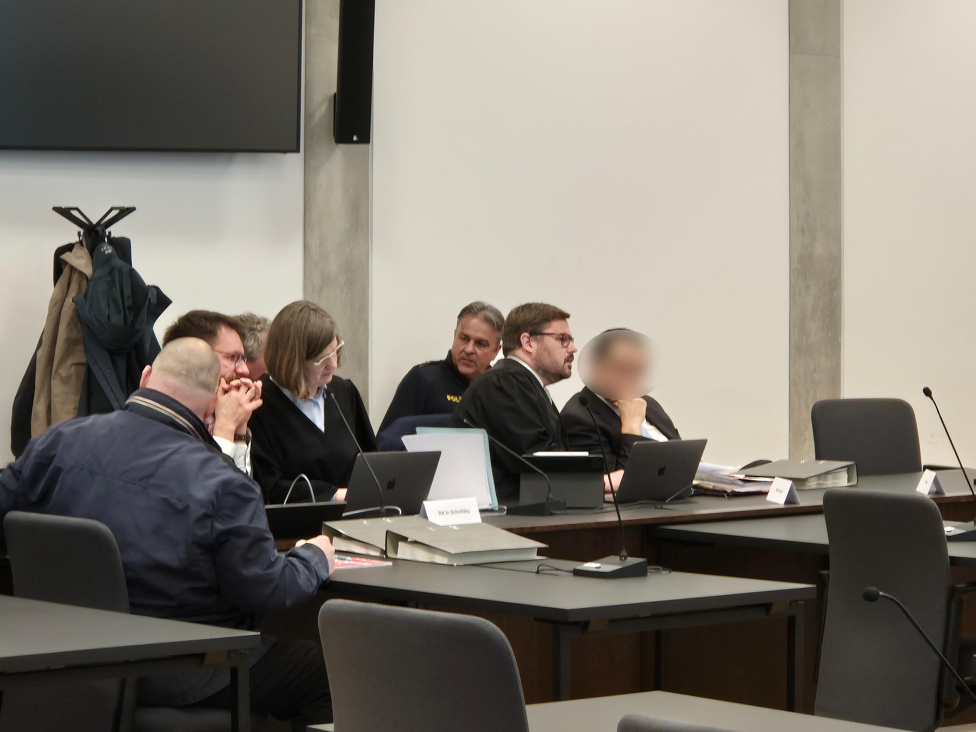 Die Angeklagten am 6. Mai 2024 vor dem Landgericht Nürnberg-Fürth.