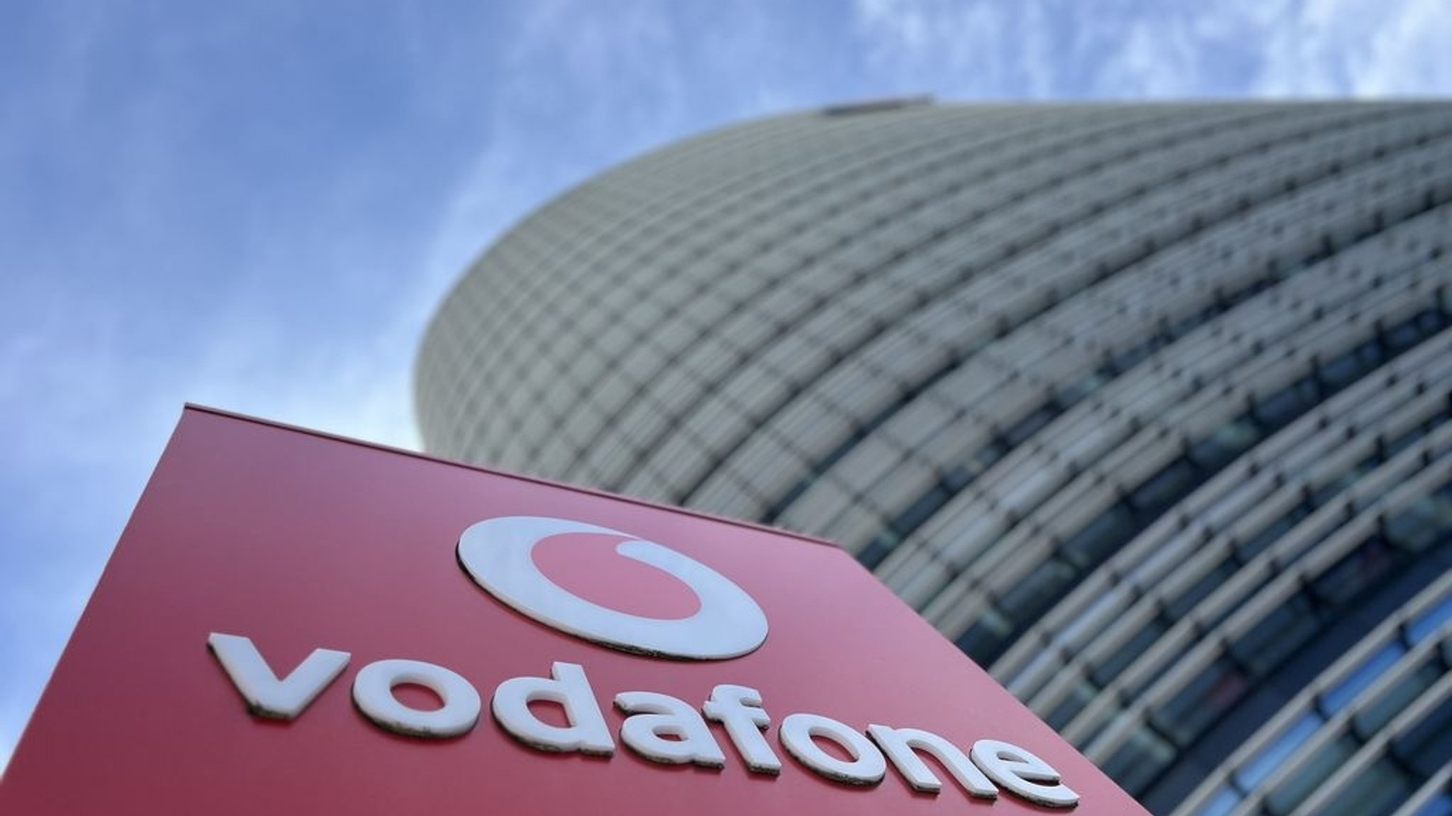 Archivbild: Das Logo von Vodafone ist auf einem Schild zu sehen, was vor der Deutschlandzentrale des britischen Telekommunikationskonzerns steht. (zu dpa: «Sammelklage gegen Vodafone: Schon 40 000 Kunden wollen mitmachen») Foto: Wolf von Dewitz/dpa +++ dpa-Bildfunk +++