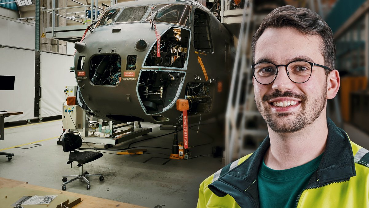 Ein junger Mann vor einem Hubschrauber 