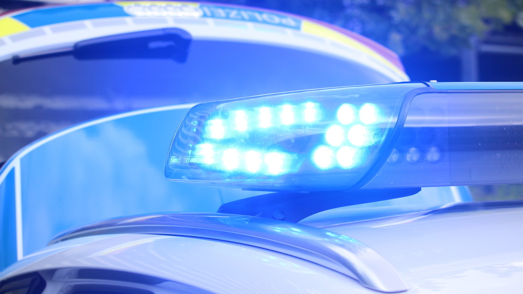 Nahaufnahme eines Blaulichts auf einem Polizei-Fahrzeug. | Bild: BR/Marcel Kehrer Nahaufnahme eines Blaulichts auf einem Polizei-Fahrzeug.