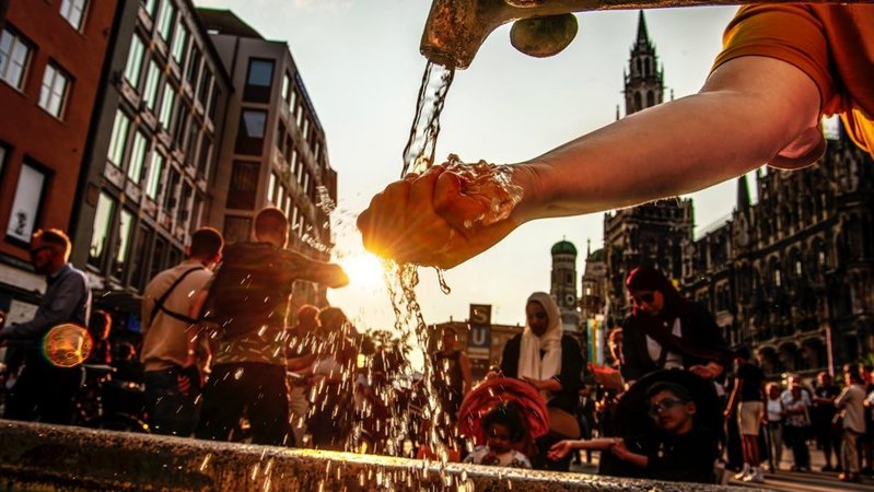 Sommerabend am Marienplatz, Brunnenwasser glitzert in der Abendsonne. | Bild: picture alliance / Wolfgang Maria Weber | Sommerabend am Marienplatz, Brunnenwasser glitzert in der Abendsonne.