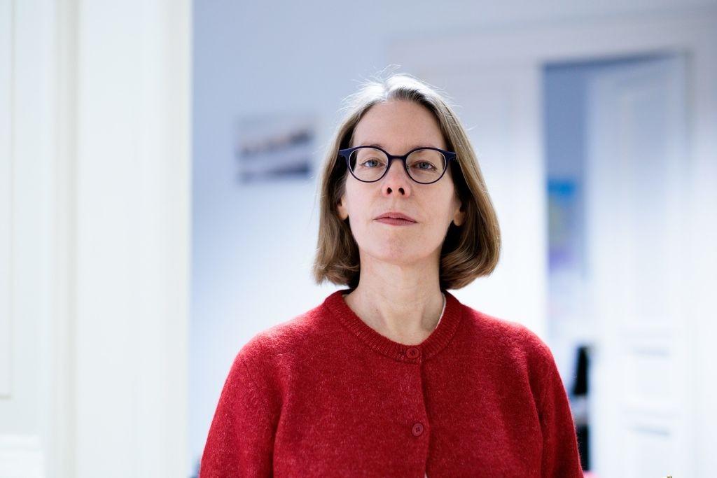 ARCHIV - 19.12.2024, Berlin: Ex-Oberstaatsanwältin Anne Brorhilker, Co-Geschäftsführerin der Bürgerbewegung Finanzwende e.V., steht in den Büroräumen des Vereins. Anne Brorhilker galt als führende Ermittlerin im Cum-Ex-Steuerskandal, bis sie verkündete, den Staatsdienst zu verlassen. (zu dpa: «Keine Ermittlungen gegen Ex-Staatsanwältin Brorhilker») Foto: Carsten Koall/dpa +++ dpa-Bildfunk +++