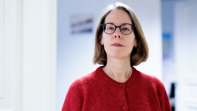 ARCHIV - 19.12.2024, Berlin: Ex-Oberstaatsanwältin Anne Brorhilker, Co-Geschäftsführerin der Bürgerbewegung Finanzwende e.V., steht in den Büroräumen des Vereins. Anne Brorhilker galt als führende Ermittlerin im Cum-Ex-Steuerskandal, bis sie verkündete, den Staatsdienst zu verlassen. (zu dpa: «Keine Ermittlungen gegen Ex-Staatsanwältin Brorhilker») Foto: Carsten Koall/dpa +++ dpa-Bildfunk +++ | Bild: dpa-Bildfunk/Carsten Koall ARCHIV - 19.12.2024, Berlin: Ex-Oberstaatsanwältin Anne Brorhilker, Co-Geschäftsführerin der Bürgerbewegung Finanzwende e.V., steht in den Büroräumen des Vereins. Anne Brorhilker galt als führende Ermittlerin im Cum-Ex-Steuerskandal, bis sie verkündete, den Staatsdienst zu verlassen. (zu dpa: «Keine Ermittlungen gegen Ex-Staatsanwältin Brorhilker») Foto: Carsten Koall/dpa +++ dpa-Bildfunk +++