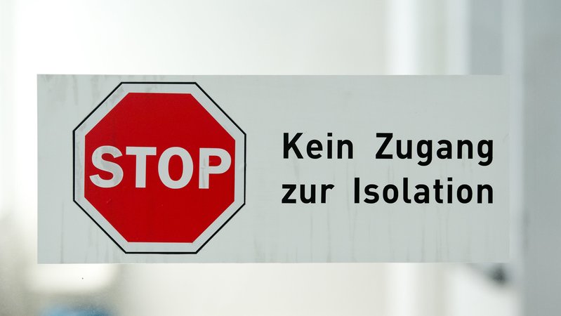 Ein Schild mit der Aufschrift "Kein Zugang zur Isolation" im Klinikum Schwabing. 