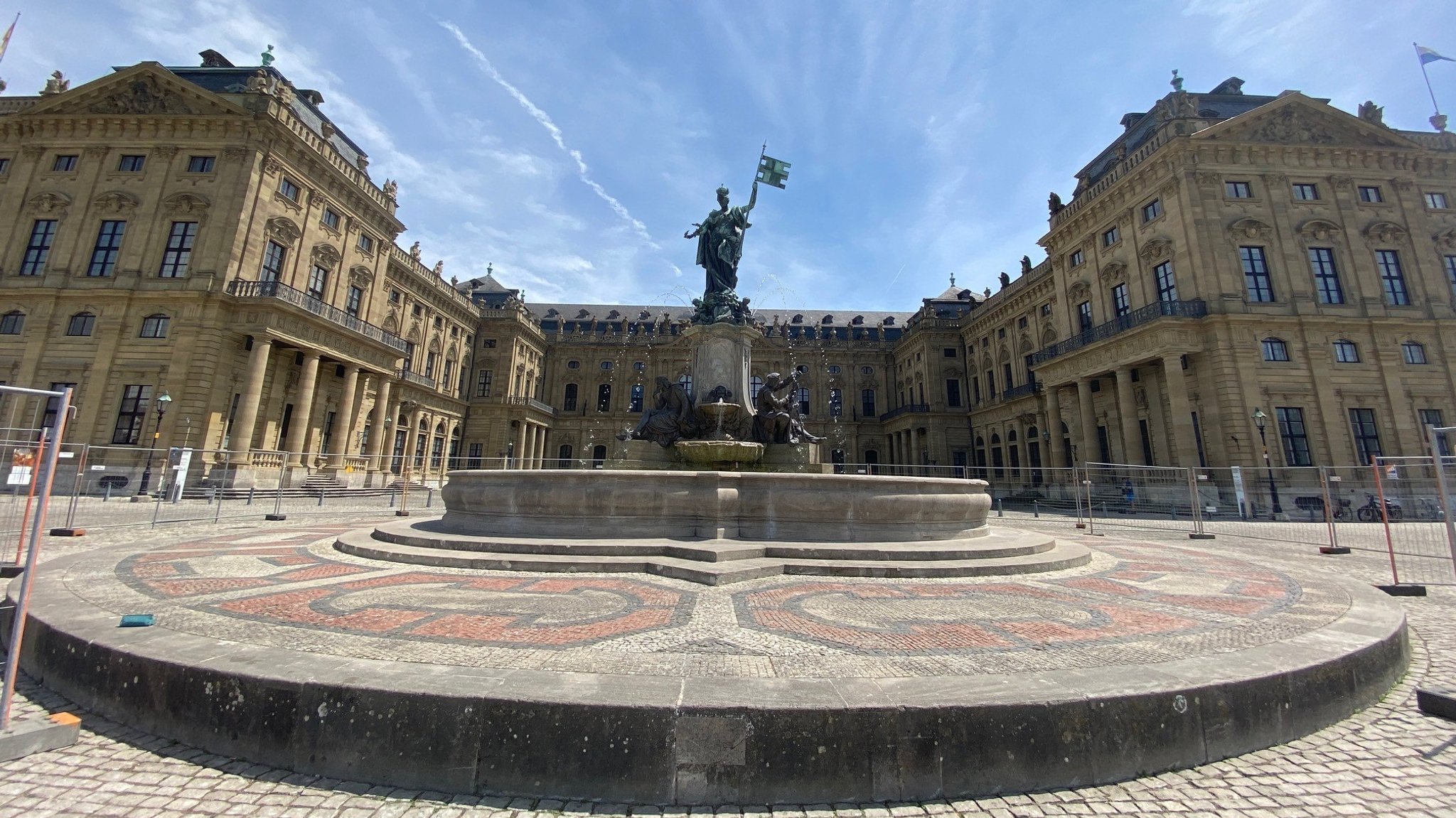 Der Frankoniabrunnen auf dem Würzburger Residenzplatz wurde aufwändig restauriert. 