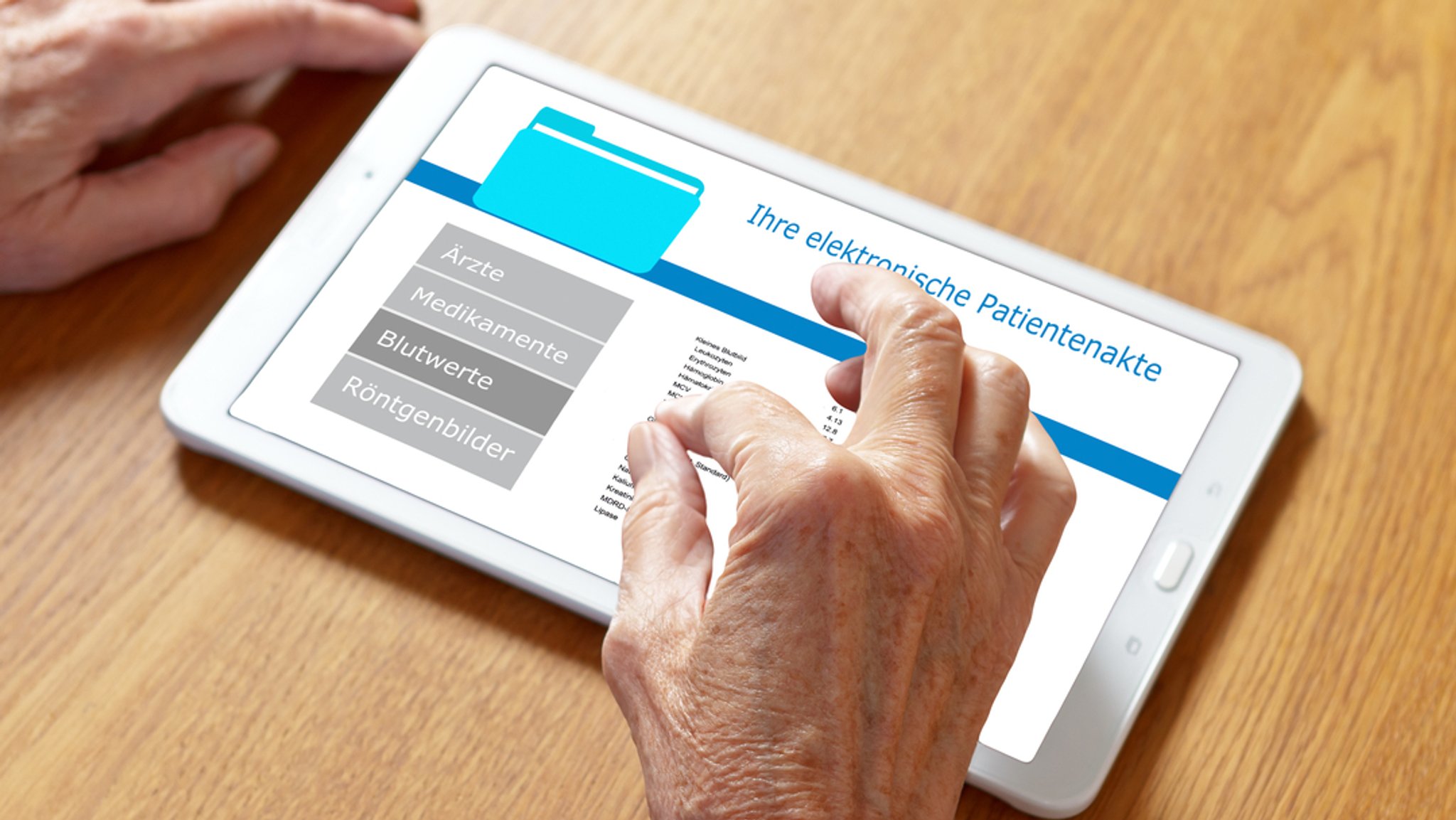(Symbolbild) Hände eines älteren Menschen, der am ein Tablet seine Patientenakte abruft | Bild: stock.adobe.com/agenturfotografin (Symbolbild) Hände eines älteren Menschen, der am ein Tablet seine Patientenakte abruft