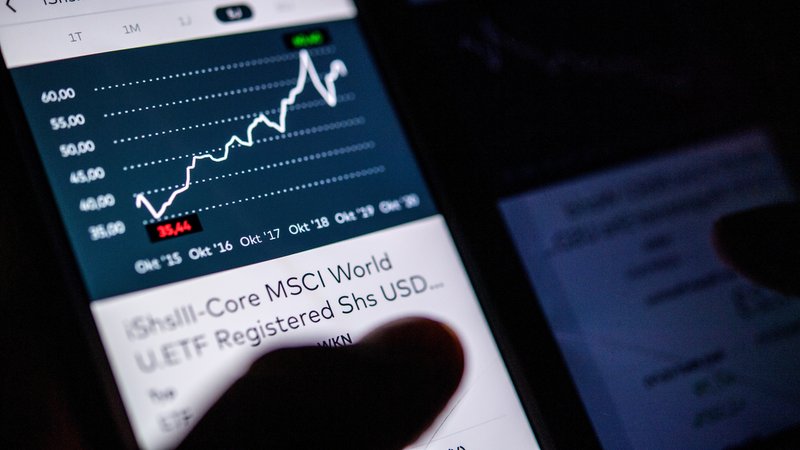 Die Kursentwicklung des MSCI World wird mit einem Graphen auf einem Smartphone dargestellt. | Bild: picture alliance / dpa-tmn | Zacharie Scheurer Die Kursentwicklung des MSCI World wird mit einem Graphen auf einem Smartphone dargestellt.