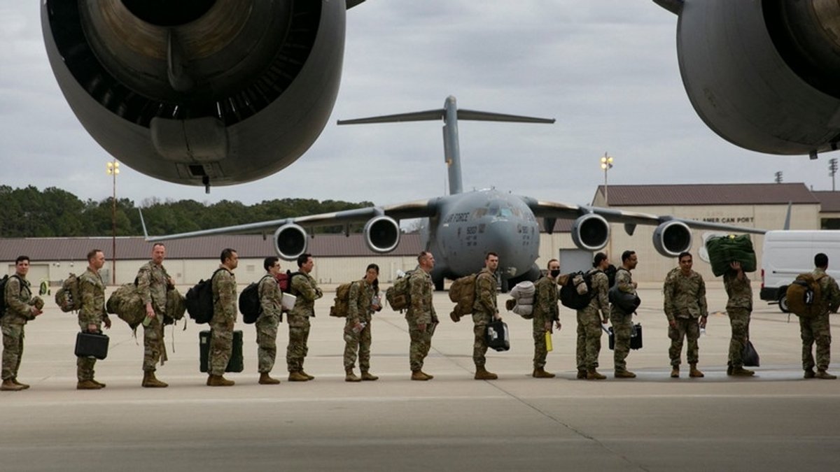 US-Soldaten besteigen im Stützpunkt Fort Bragg (US-Bundesstaat North Carolina) ein Flugzeug, um nach Europa verlegt zu werden. 