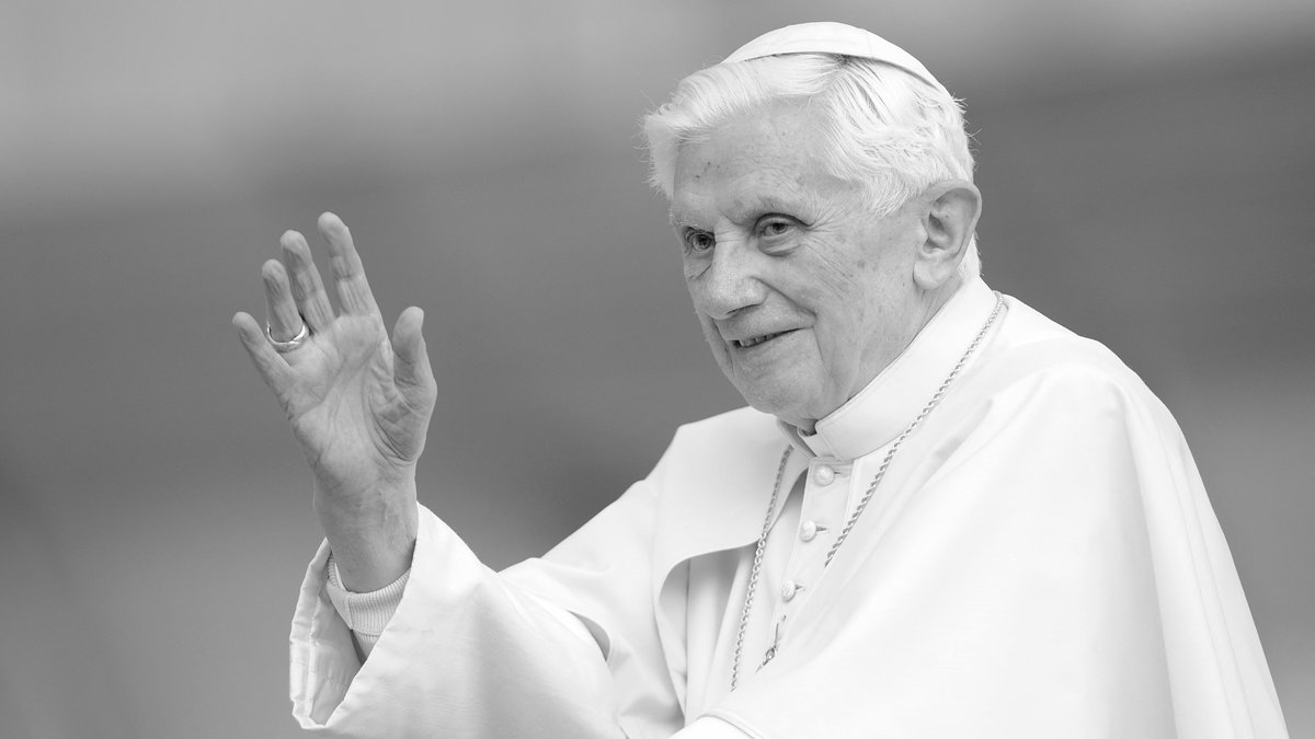 Trauer um den emeritierten Papst Benedikt, der am 31.12.2022 im Alter von 95 Jahren im Vatikan verstarb.