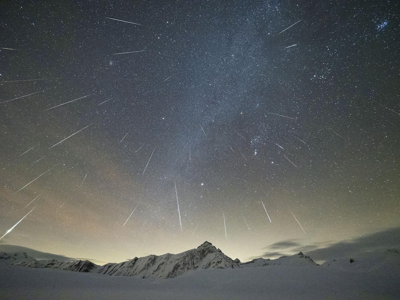 Geminiden-Sternschnuppen in der Nacht vom 13. auf den 14. Dezember 2020 vor den Sternbildern des Wintersechsecks, fotografiert von Martina Gees