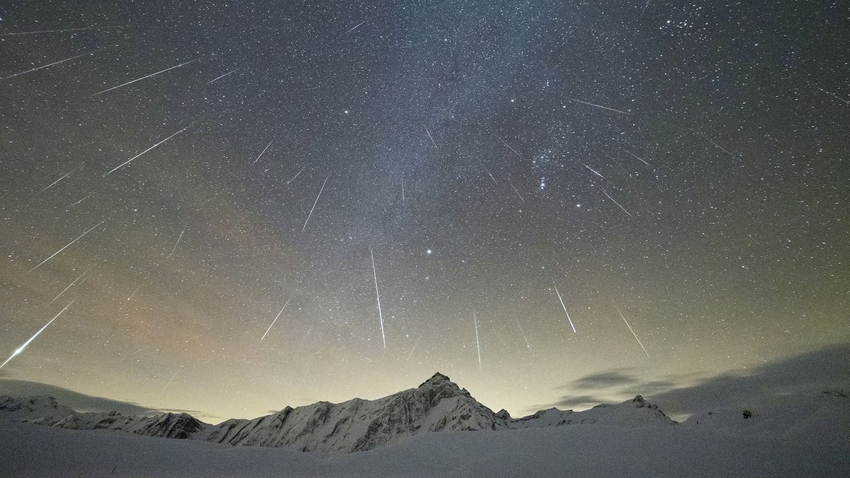 Geminiden-Sternschnuppen in der Nacht vom 13. auf den 14. Dezember 2020 vor den Sternbildern des Wintersechsecks, fotografiert von Martina Gees