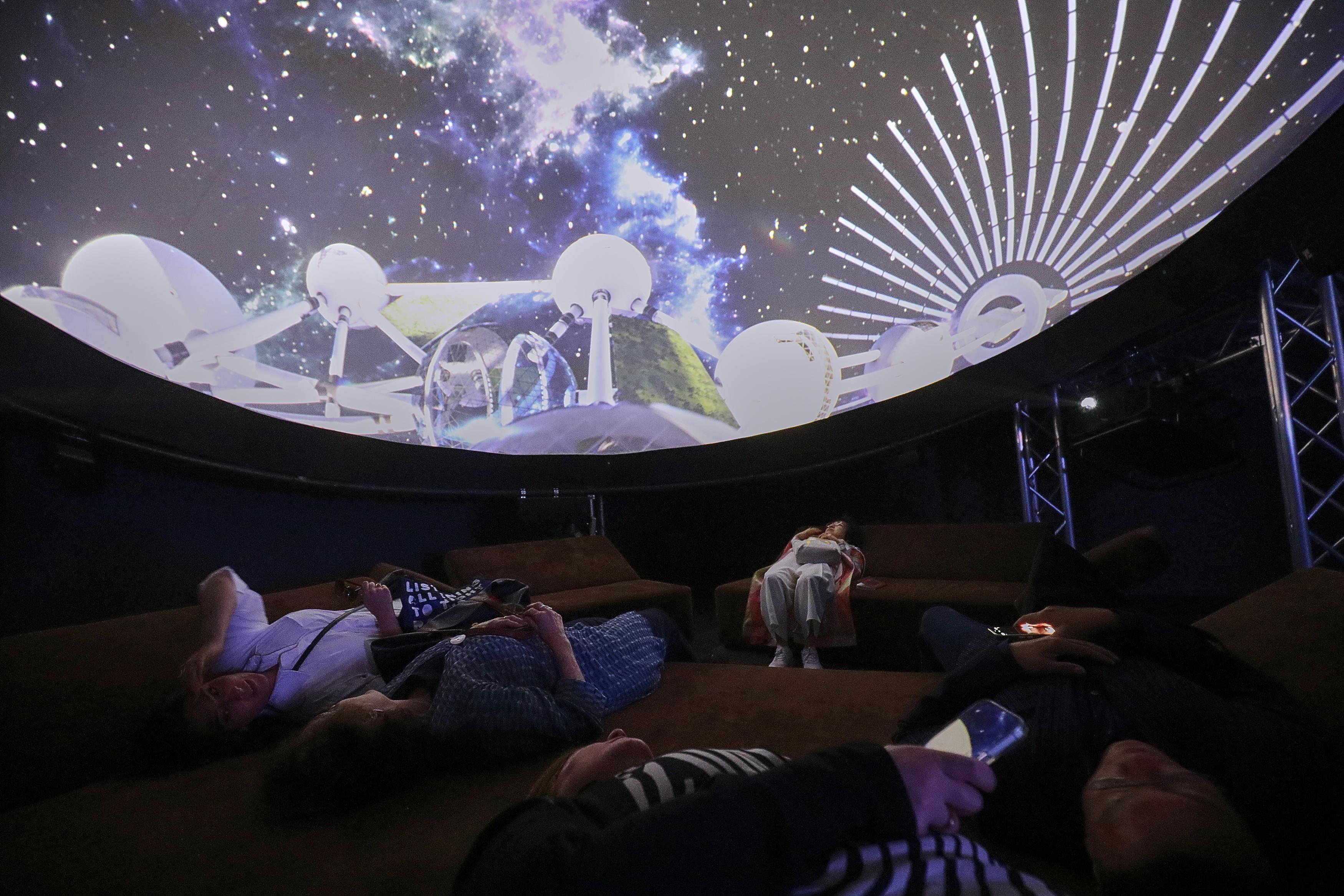 Besucher schauen sich Yael Bartanas Installation im Deutschen Pavillon in Venedig an. 