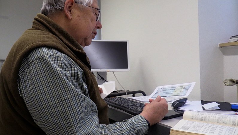 Flüchtlingshelfer Heinz Sewell-Svetelsky beim Durchsehen von Unterlagen für die Flüchtlinge, die er betreut. 