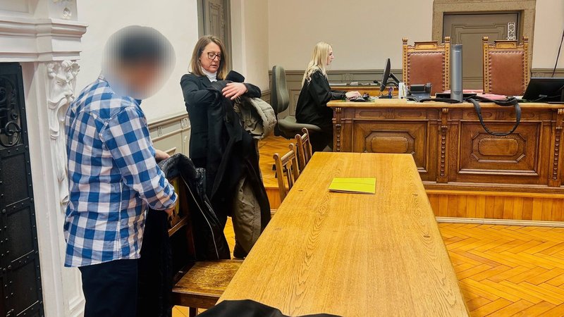 Der Angeklagte, seine Anwältin und eine Gerichtsmitarbeiterin im Amtsgericht Passau. | Bild: BR/Katharina Häringer Der Angeklagte, seine Anwältin und eine Gerichtsmitarbeiterin im Amtsgericht Passau.