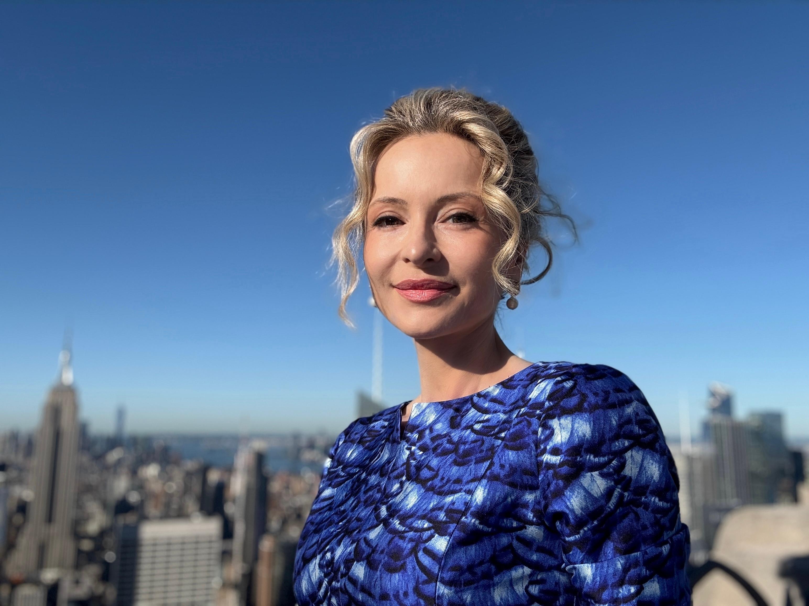 USA-Expertin Sandra Navidi über der Skyline von Manhattan.