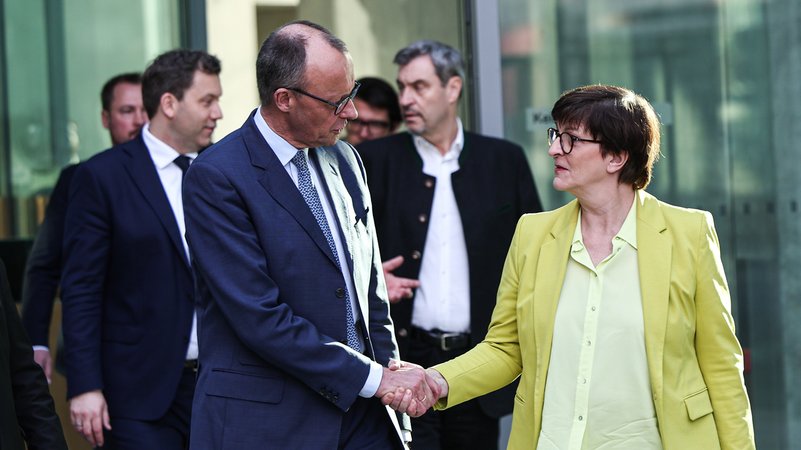 Union und SPD haben sich auf ein gemeinsames Sondierungspapier verständigt. | Bild: picture alliance/dpa | Hannes P Albert Union und SPD haben sich auf ein gemeinsames Sondierungspapier verständigt.