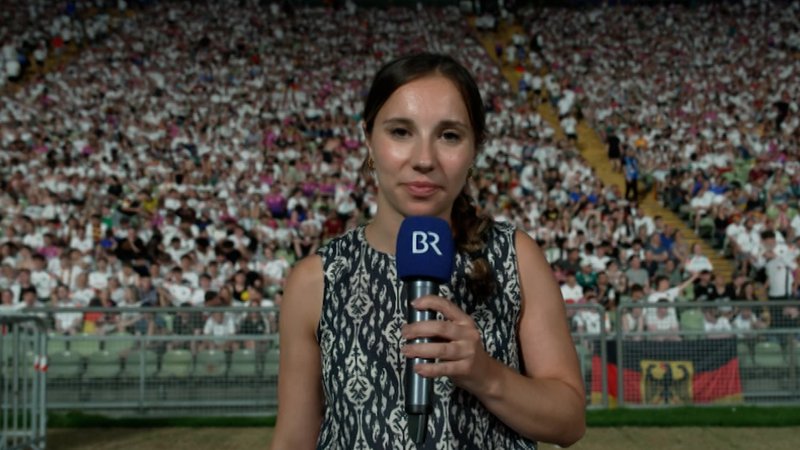 EM-Achtelfinale: BR-Reporterin Sina Wende zur Stimmung beim Public Viewing im Münchner Olympiastadion