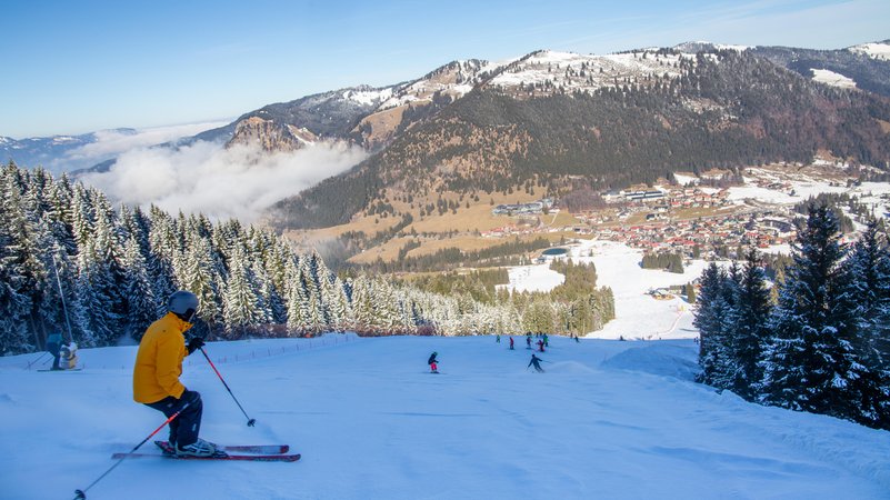 Archivbild: Skifahrer am Oberjoch | Bild: picture alliance / CHROMORANGE | Udo Herrmann Archivbild: Skifahrer am Oberjoch