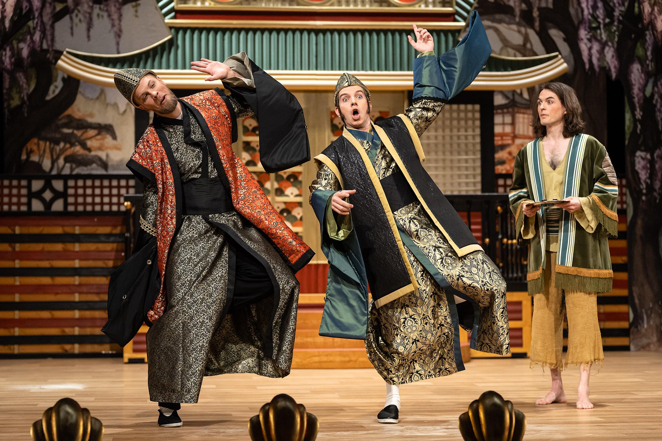 Mitwirkende in japanischen Outfits