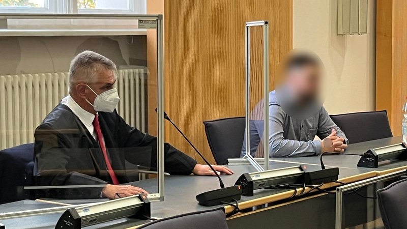 Der Angeklagte neben seinem Verteidiger am Freitag im Landgericht Regensburg