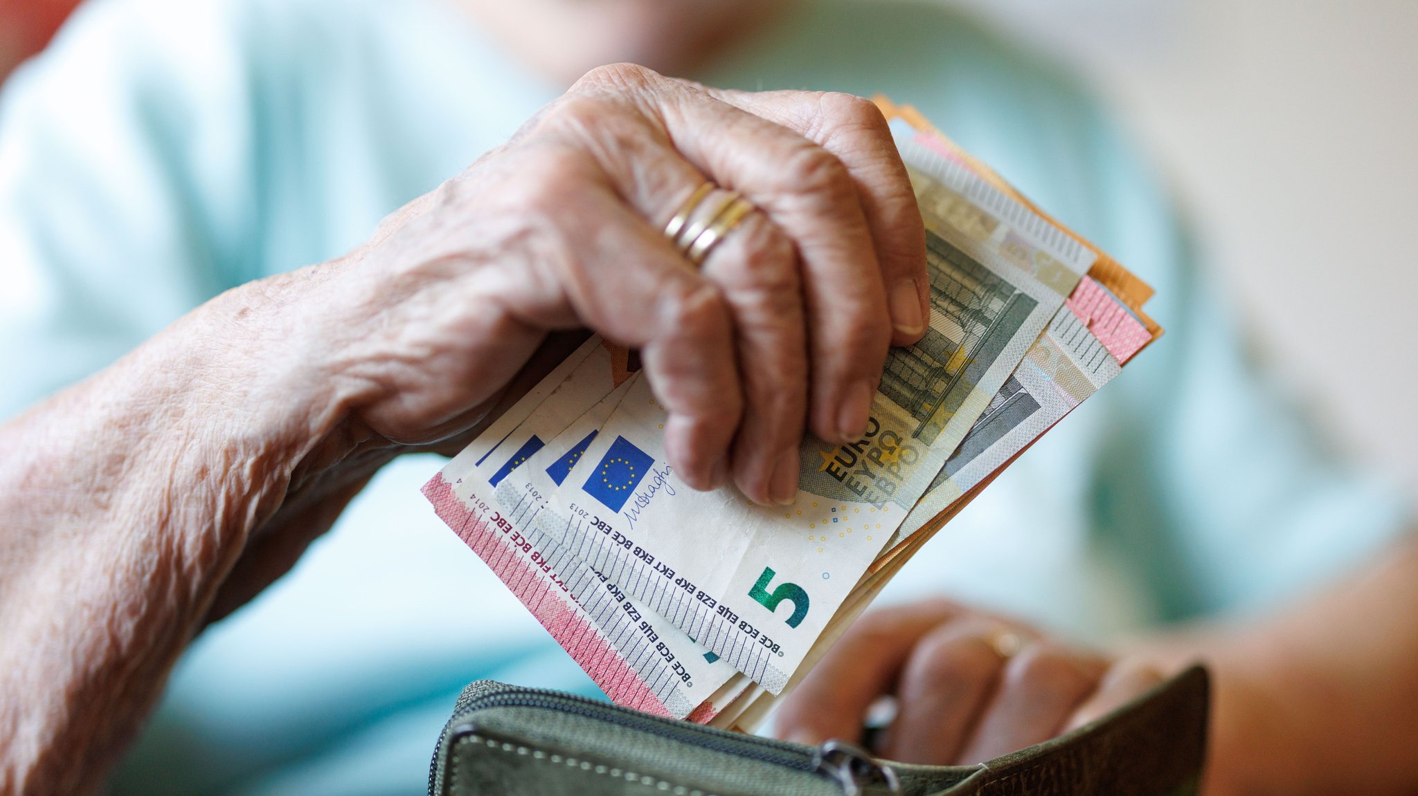 (Symbolbild) Auf dem Bild ist die Hand einer älteren Person zu sehen, die ein Bündel Scheine aus einem Geldbeutel nimmt. | Bild: picture alliance/dpa|Matthias Balk (Symbolbild) Auf dem Bild ist die Hand einer älteren Person zu sehen, die ein Bündel Scheine aus einem Geldbeutel nimmt.