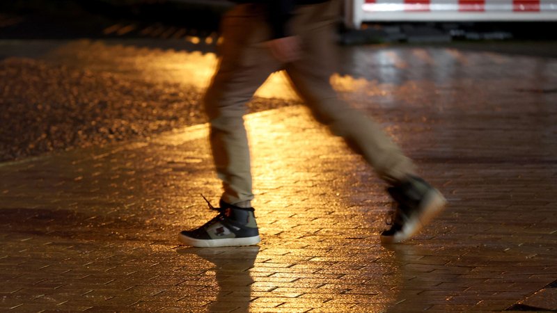 Ein Fußgänger geht über einen vereisten Bürgersteig | Bild: picture alliance/dpa | Bernd Wüstneck Ein Fußgänger geht über einen vereisten Bürgersteig